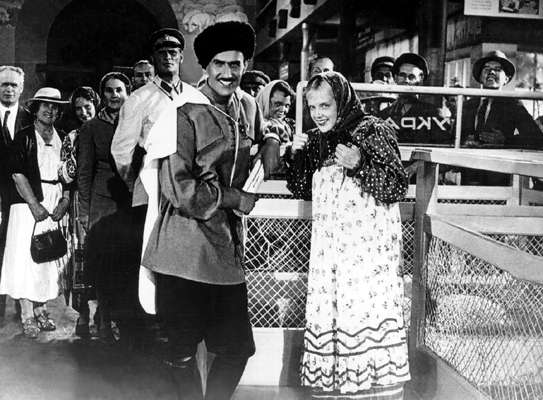М.А. Ладынина и В.М. Зельдин в фильме Свинарка и пастух.